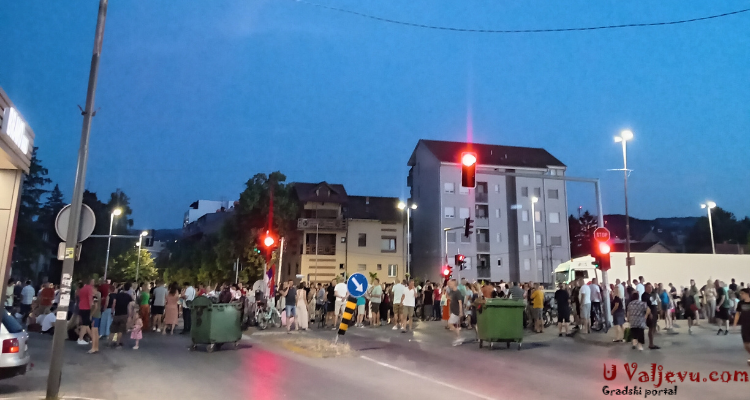 Građani juče blokirali Valjevo – protesti nastavljeni prelaskom preko pešačkih prelaza