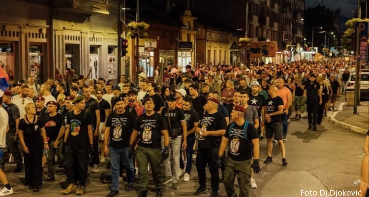 Masovno mirno okupljanje u Valjevu zbog policijske brutalnosti preraslo u vandalizam