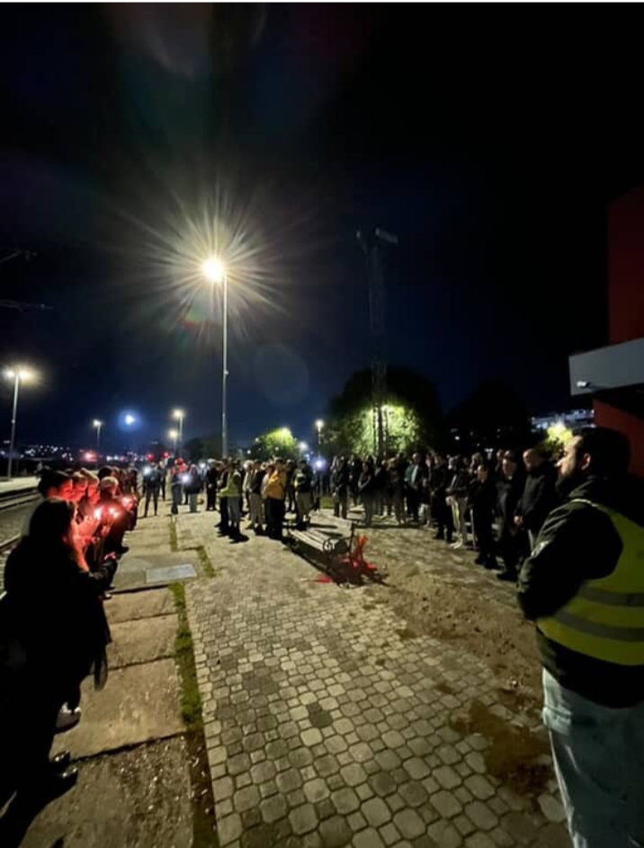 Komemorativna šetnja u Valjevu u znak sećanja na žrtve nesreće u Novom Sadu