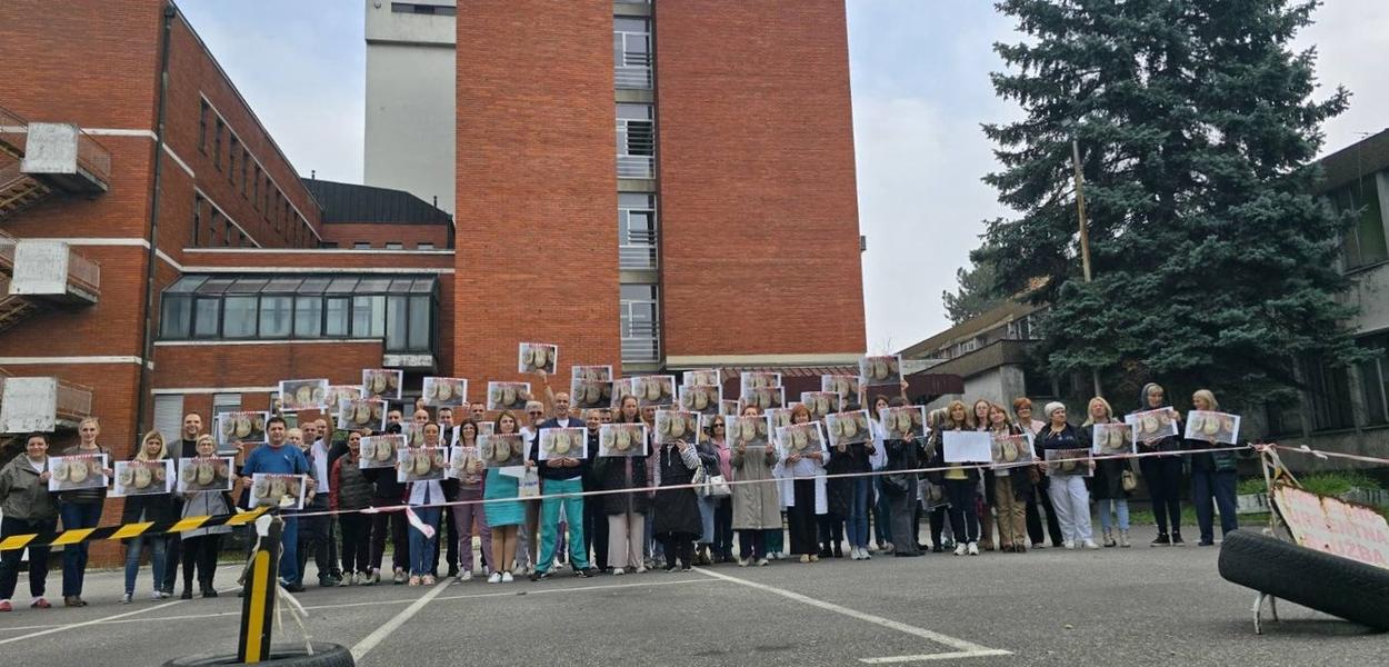 Protest u tišini ispred valjevske bolnice: Podrška kolegi Vladimiru Đorđeviću i sećanje na žrtve nesreće u Novom Sadu